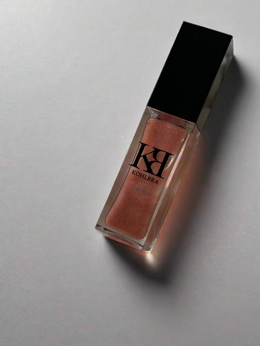 Fine pink lip oil